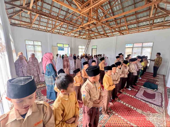 Kegiatan Bimbingan Pagi Sholat di Madrasah Berjalan Lancar dan Penuh Khidmat Kegiatan Bimbingan Pagi Sholat di Madrasah Berjalan Lancar dan Penuh Khidmat