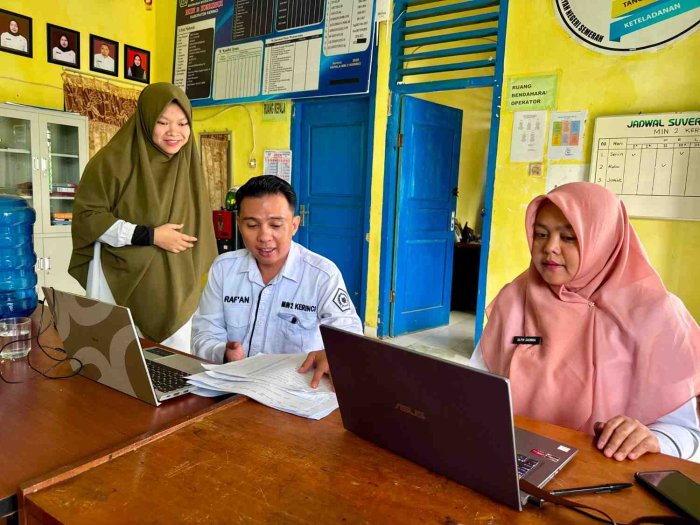 Dibalik Layar Kelancaran Administrasi: Dedikasi Tanpa Henti Tim Operator TU Sekolah