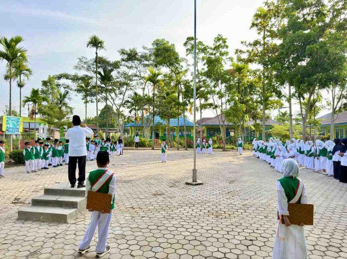 MIN 2 Kerinci Gelar Upacara Bendera Penuh Khidmat, Siswa Kelas 4 Tampil Memukau sebagai Petugas MIN 2 Kerinci Gelar Upacara Bendera Penuh Khidmat, Siswa Kelas 4 Tampil Memukau sebagai Petugas