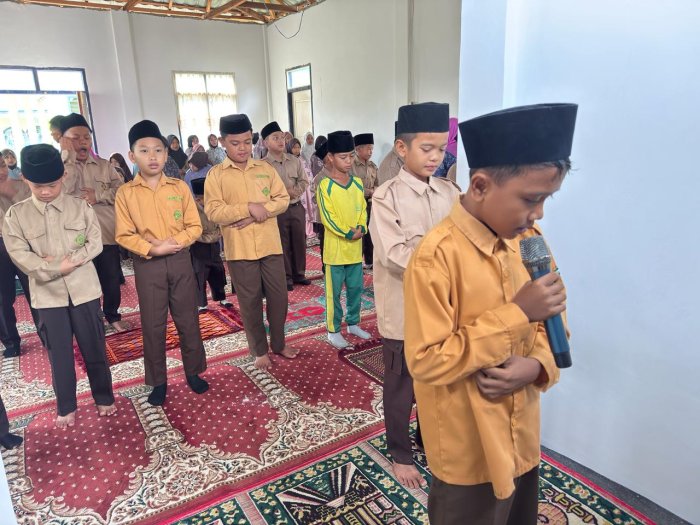 Bimbingan Sholat Berjamaah Rutin di MIN 2 Kerinci Berjalan Lancar dan Khidmat