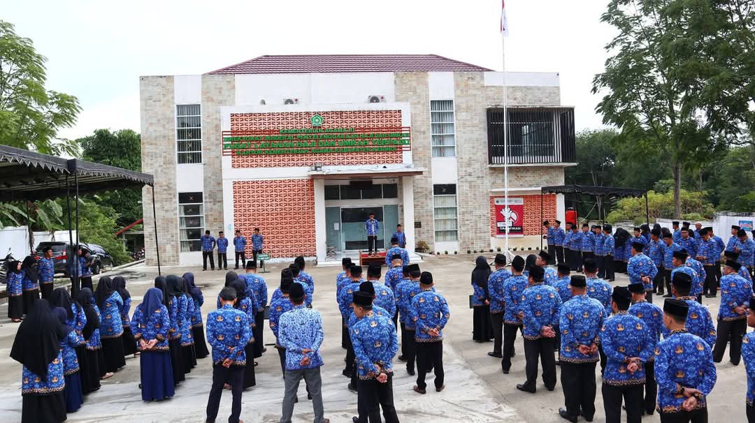 MIN 2 KERINCI ( Seluruh ASN Serta Pegawai di MIN 2 Kerinci ) Mengikuti Apel Kesadaran Nasional di Kantor Kemenag Kabupaten Kerinci 