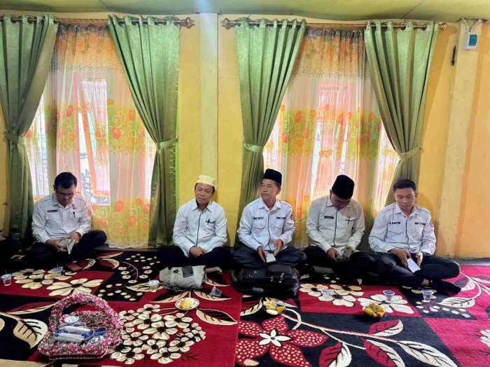 Mempererat Silaturahmi dalam Kedukaan, Keluarga Besar MIN 2 Kerinci Lakukan Takziah ke Rumah Duka Ibunda Staf TU