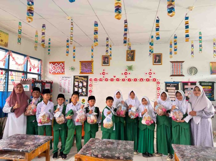Penutupan Rangkaian Ramadhan, Pembagian MBG di MIN 2 Kerinci Berjalan Lancar Penutupan Rangkaian Ramadhan, Pembagian MBG di MIN 2 Kerinci Berjalan Lancar