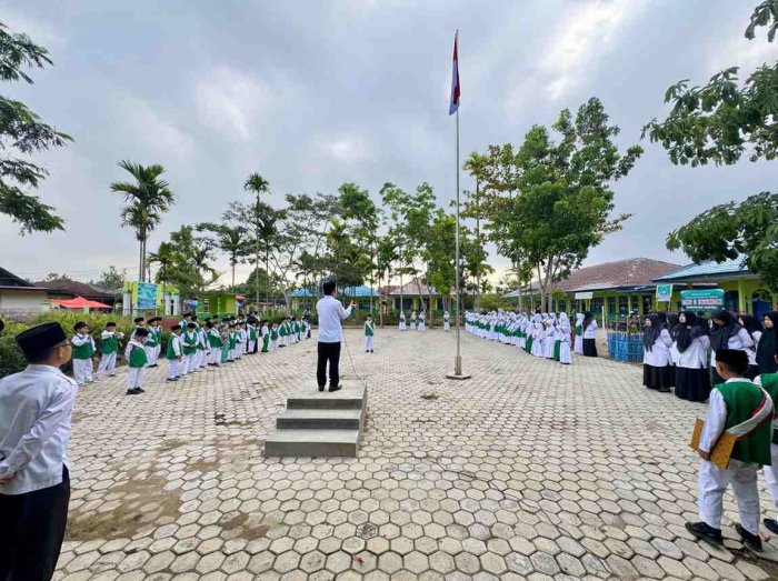 Tingkatkan Kedisiplinan Siswa, MIN 2 Kerinci Gelar Upacara Bendera Pagi Senin Tingkatkan Kedisiplinan Siswa, MIN 2 Kerinci Gelar Upacara Bendera Pagi Senin