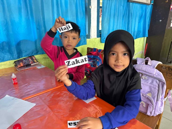 Asah Kreativitas dan Pemahaman Agama, Siswa Belajar Rukun Islam Lewat Kegiatan Menempel Interaktif Asah Kreativitas dan Pemahaman Agama, Siswa Belajar Rukun Islam Lewat Kegiatan Menempel Interaktif