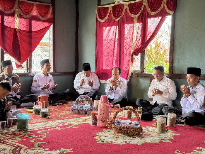 Mempererat Silaturahmi, Keluarga Besar MIN 2 Kerinci Besuk Orang Tua Ibu Gusnimar
