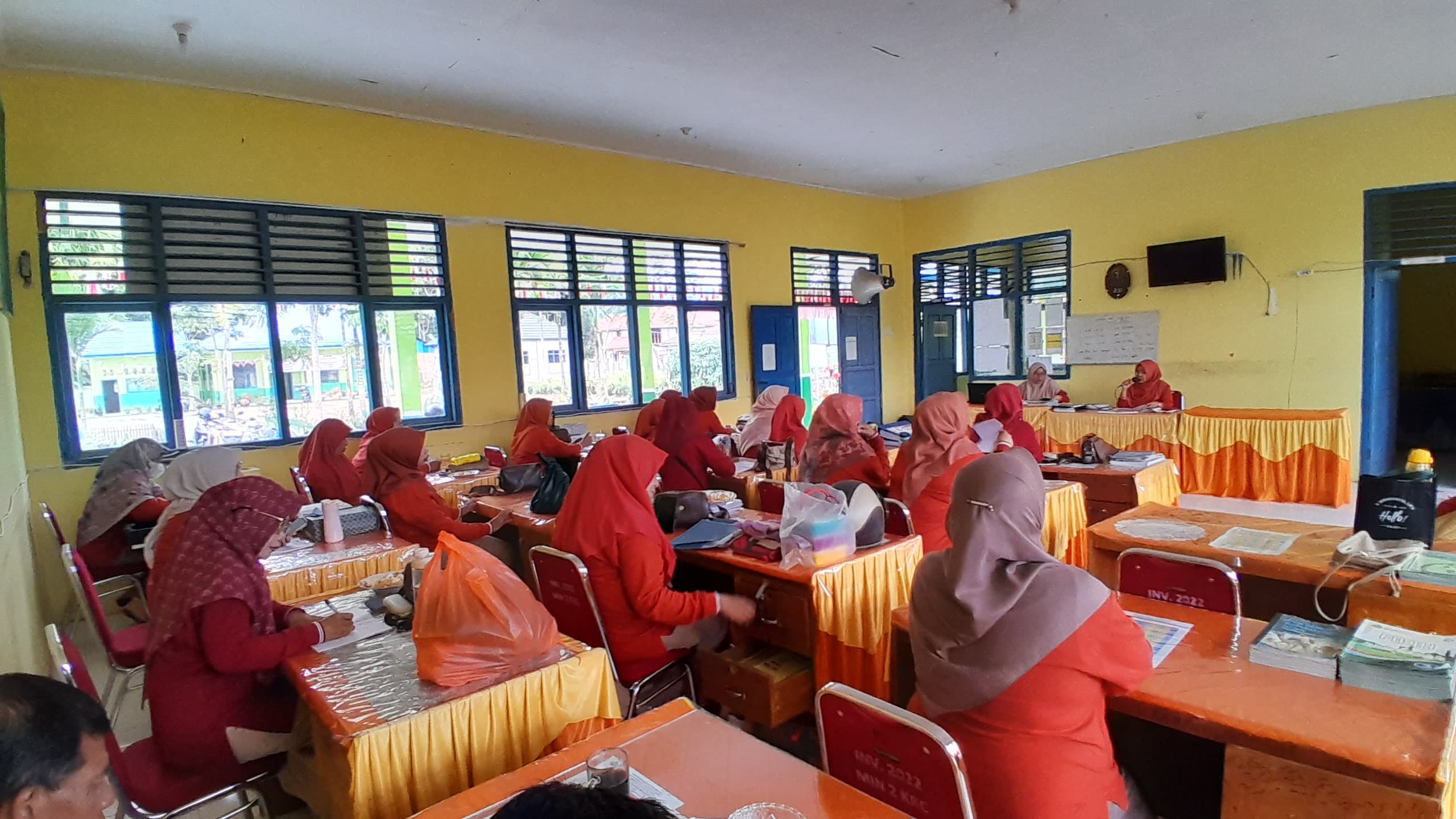 RAPAT PERSIAPAN UJIAN SEMESTER GANJIL DAN PERSIAPAN HARI GURU DI MIN 2 KERINCI RAPAT PERSIAPAN UJIAN SEMESTER GANJIL DAN PERSIAPAN HARI GURU DI MIN 2 KERINCI