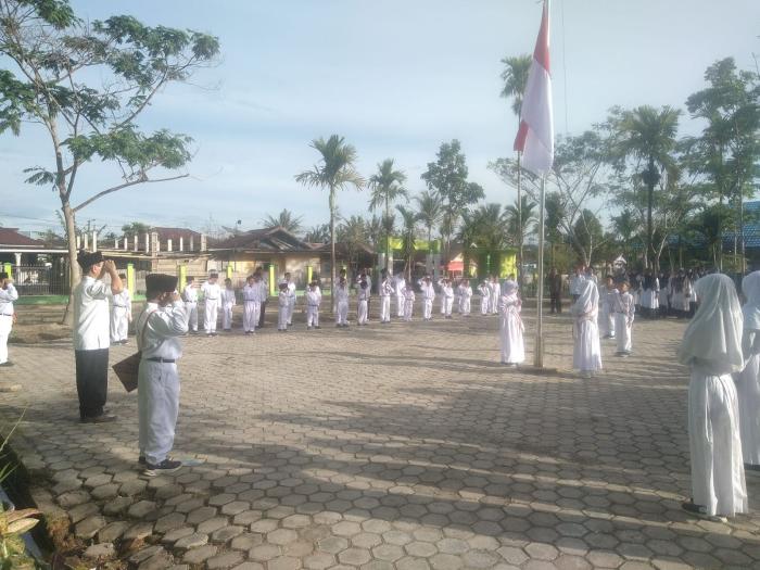 Mardisman,S.Ag,  Jadi Pembina Upacara Bendera di MIN 2 Kerinci