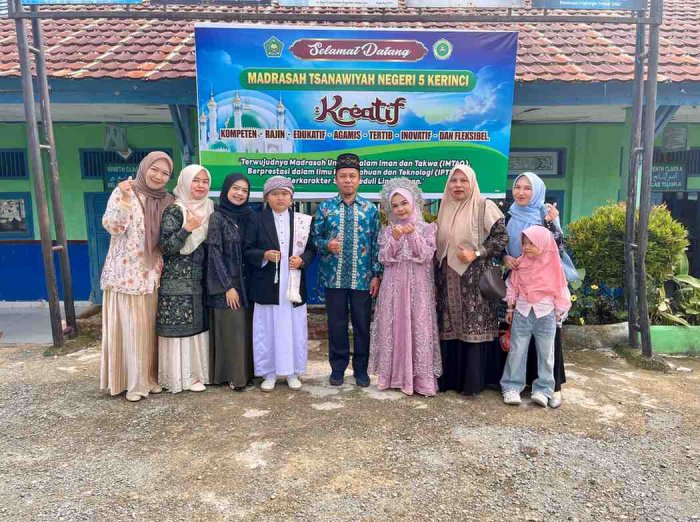 Semangat Hari Ketiga, MIN 2 Kerinci Tampil Percaya Diri di Pentas Seni Islami MTsN 5 Kerinci Semangat Hari Ketiga, MIN 2 Kerinci Tampil Percaya Diri di Pentas Seni Islami MTsN 5 Kerinci