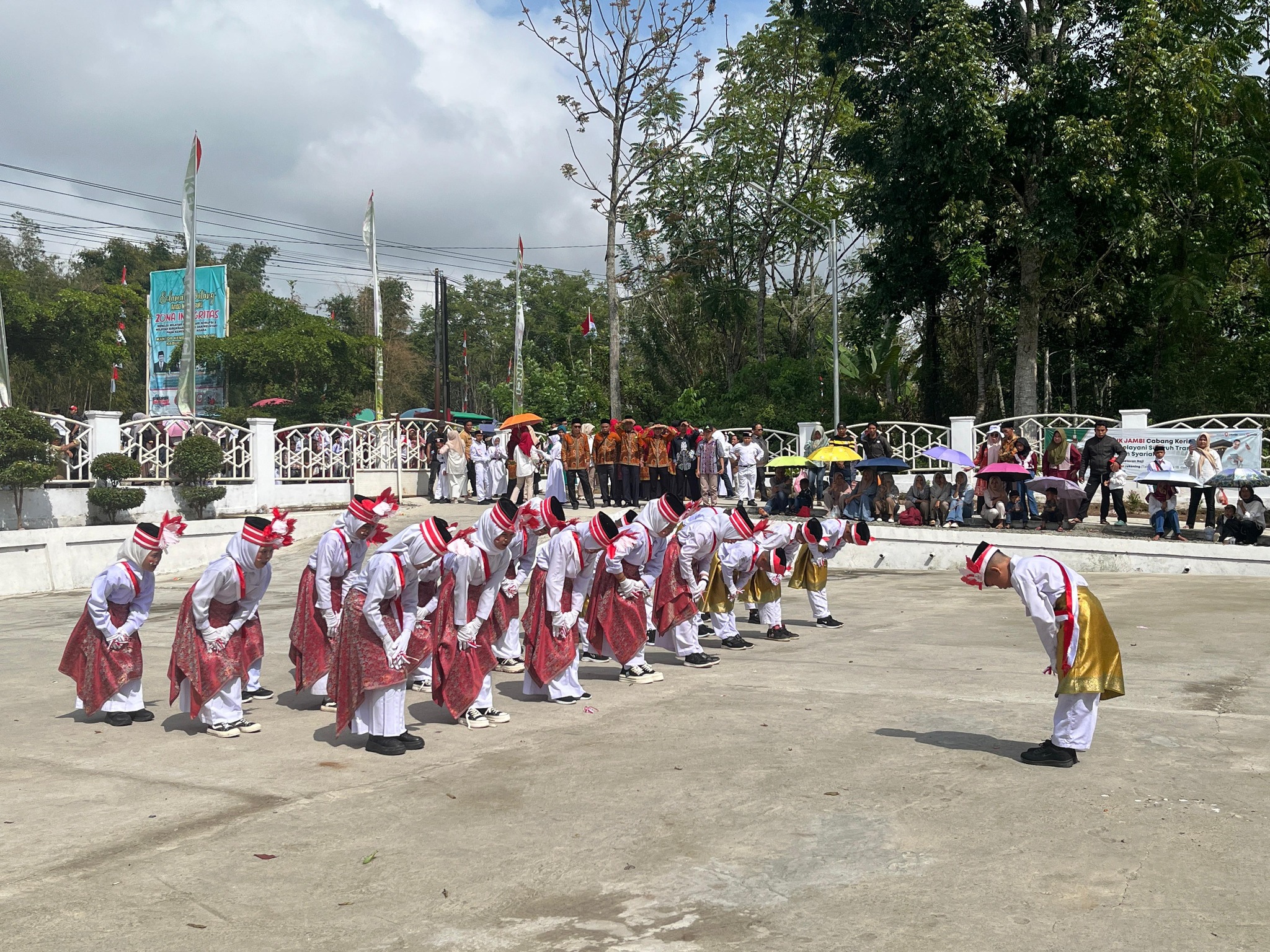 Penampilan Barisan Indah dari Siswa/i MIN 2 Kerinci