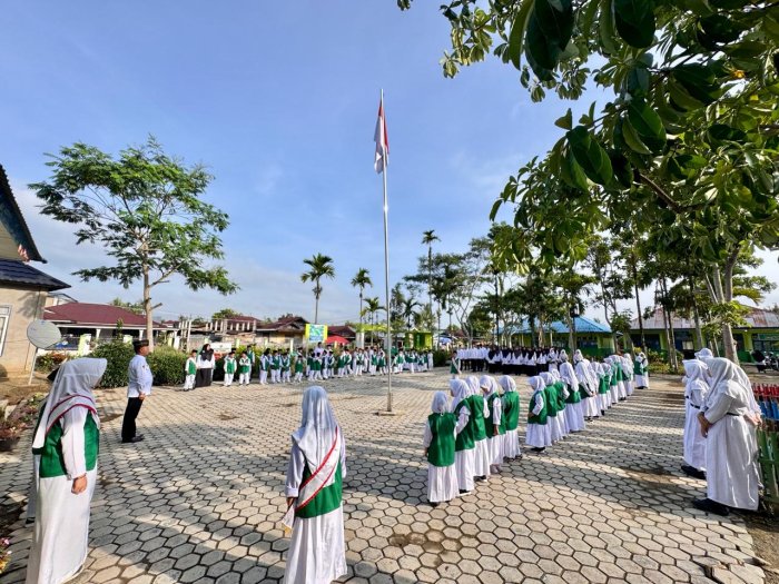 Upacara Bendera Penuh Khidmat Warnai Pagi Ceria di MIN 2 Kerinci Upacara Bendera Penuh Khidmat Warnai Pagi Ceria di MIN 2 Kerinci