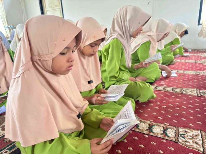 Semaikan Nilai Kerohanian, MIN 2 Kerinci Gelar Yasinan Bersama di Mushola Madrasah Semaikan Nilai Kerohanian, MIN 2 Kerinci Gelar Yasinan Bersama di Mushola Madrasah