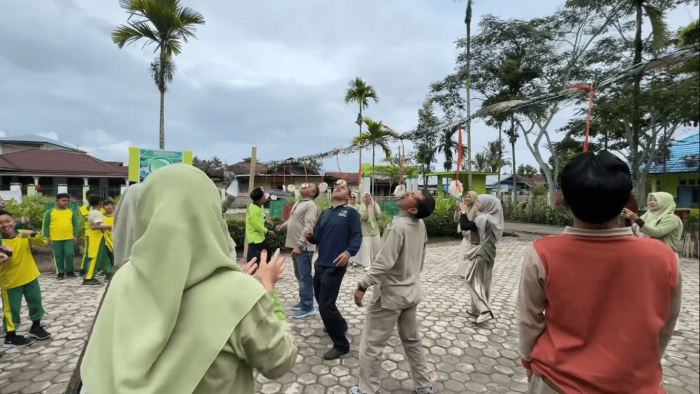 Keluarga Besar Min 2 Kerinci Gelar Lomba Makan Kerupuk