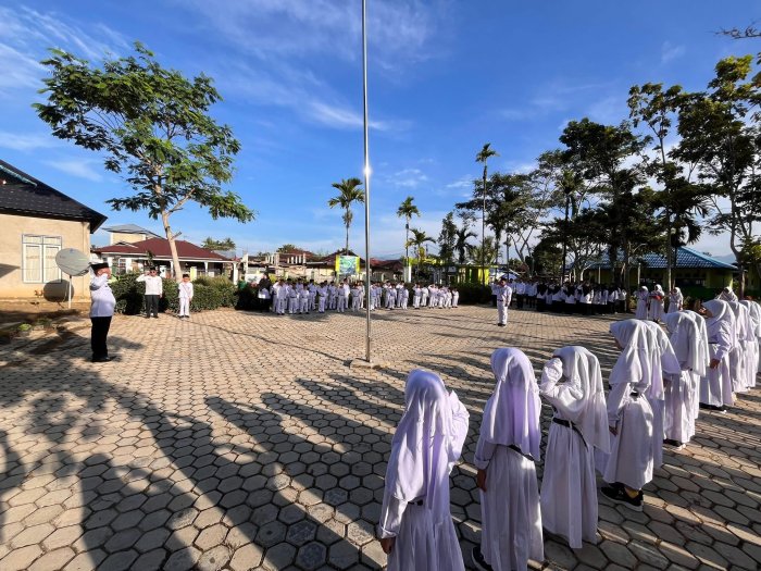 Upacara Bendera MIN 2 Kerinci Tanamkan Disiplin Siswa