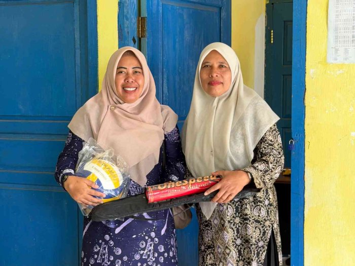 Tingkatkan Semangat Siswa, Bantuan Peralatan Olahraga Diserahkan kepada Ibu Ayu Putri, S.Pd. di Badung