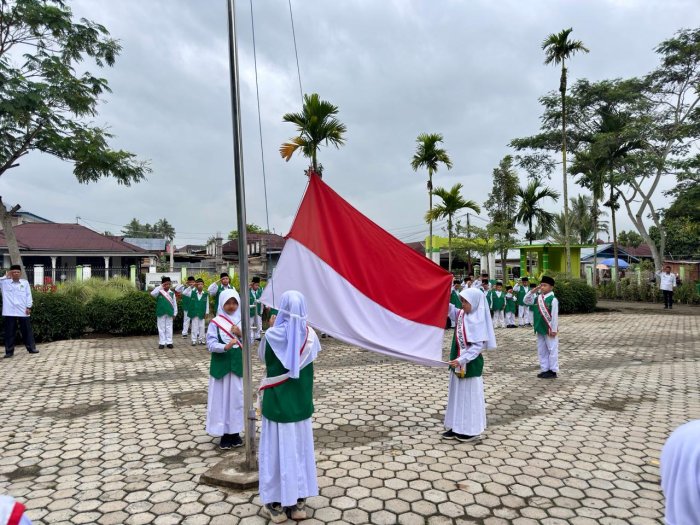Upacara Bendera Rutin MIN 2 Kerinci Berlangsung Khidmat dan Penuh Semangat