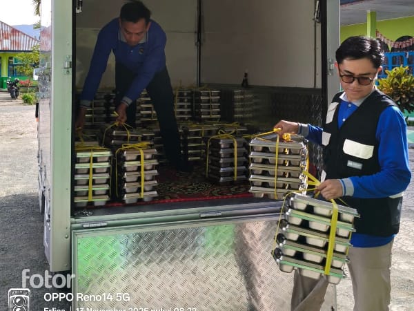 Hari Keempat MBG di MIN Dua Kerinci Berlangsung Meriah Hari Keempat MBG di MIN Dua Kerinci Berlangsung Meriah