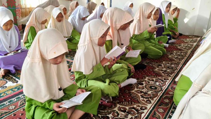 Bina Karakter Religi, Siswa-siswi Dan Majelis Guru MIN 2 Kerinci Rutin Gelar Yasinan Bersama Bina Karakter Religi, Siswa-siswi Dan Majelis Guru MIN 2 Kerinci Rutin Gelar Yasinan Bersama