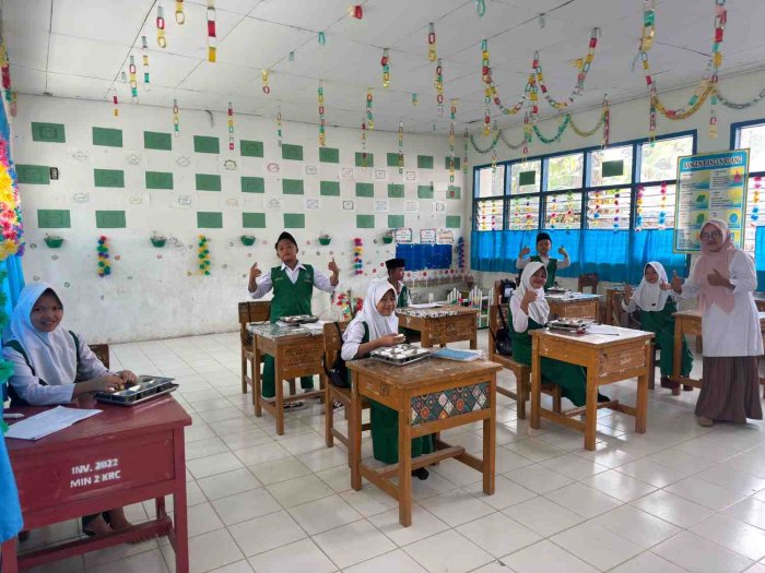 Dukung Tumbuh Kembang Siswa, Program MBG Minggu Ke-3 Hari Ke-2 di MIN 2 Kerinci Sukses Digelar