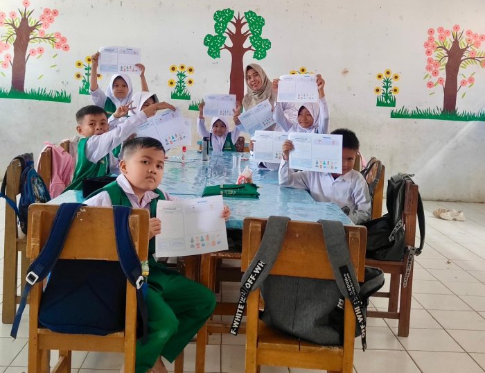 Praktik PJOK Kelas 3B MIN 2 Kerinci Latih Pemahaman Alat Olahraga Sejak Dini