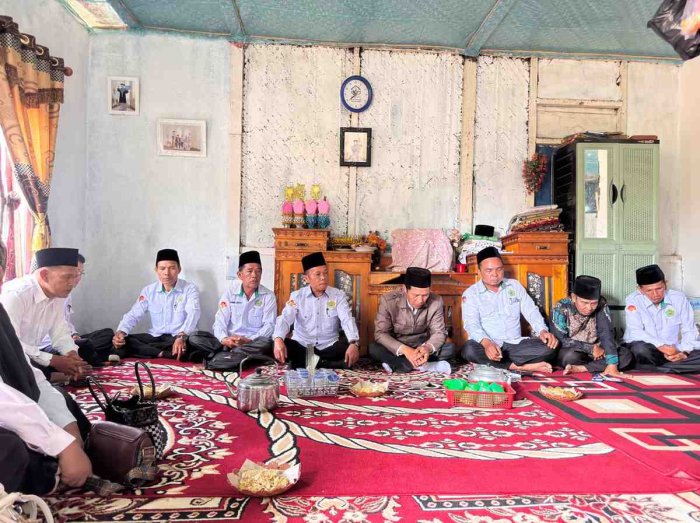 Keluarga Besar MIN 2 Kerinci Bertakziah ke Rumah Duka Almarhumah Ibuk Asnizar Keluarga Besar MIN 2 Kerinci Bertakziah ke Rumah Duka Almarhumah Ibuk Asnizar
