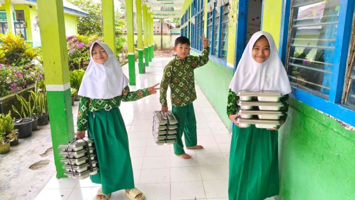 Senyum Ceria Siswa MIN 2 Kerinci Sambut Pelaksanaan Minggu Ke-3 Program Makan Bergizi Gratis Senyum Ceria Siswa MIN 2 Kerinci Sambut Pelaksanaan Minggu Ke-3 Program Makan Bergizi Gratis