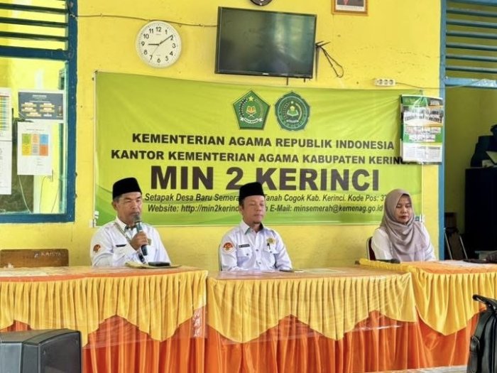Langkah Awal Kebersamaan: Kepala Madrasah Baru MIN 2 Kerinci Gelar Pertemuan Sinergi dengan Pengawas dan Tenaga Pendidik Langkah Awal Kebersamaan: Kepala Madrasah Baru MIN 2 Kerinci Gelar Pertemuan Sinergi dengan Pengawas dan Tenaga Pendidik