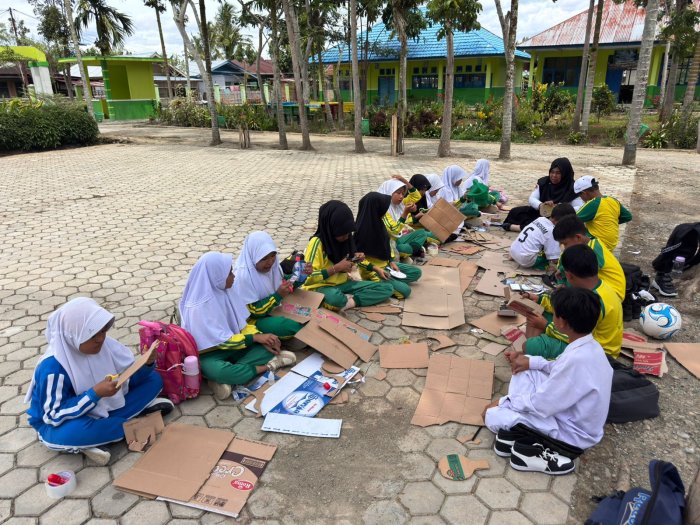 Pembelajaran OJOK Berbasis Praktik Kerajinan Tangan, Siswa MIN 2 Kerinci Belajar Aktif di Halaman Madrasah.