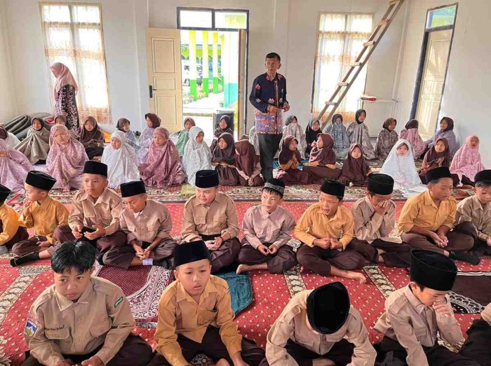 Bimbingan Sholat Ashar Rutin di MIN 2 Kerinci Berjalan Lancar