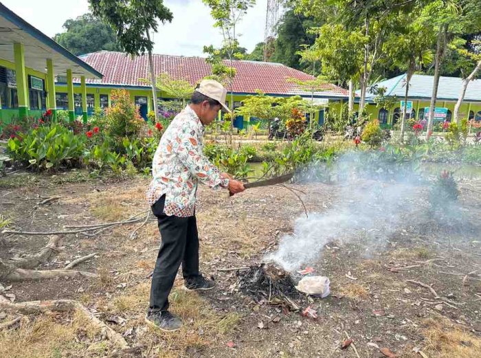 Wujudkan Lingkungan Sehat Siswa Hebat, MIN 2 Kerinci Gelar Aksi Bersih Area Madrasah Wujudkan Lingkungan Sehat Siswa Hebat, MIN 2 Kerinci Gelar Aksi Bersih Area Madrasah