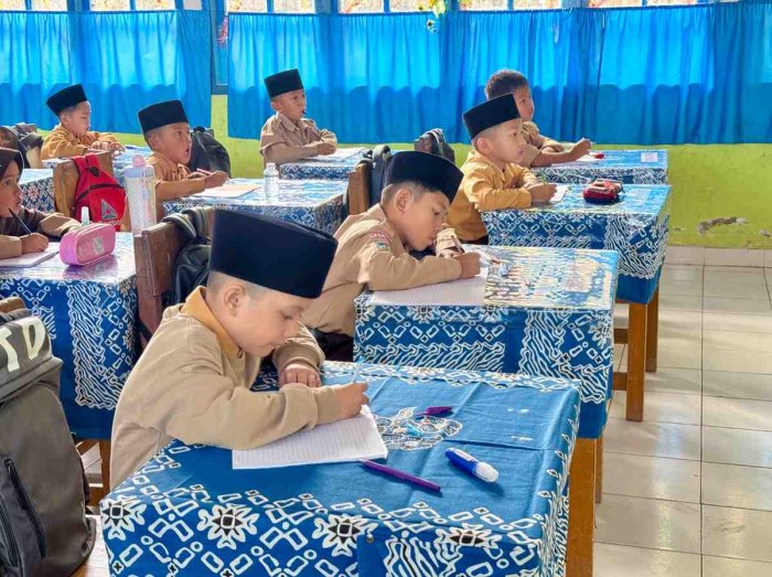 Ceria dan Bersemangat, Siswa Kelas 3 MIN 2 Kerinci Ikuti Pembelajaran Bahasa Indonesia dan Olahraga Bulu Tangkis Ceria dan Bersemangat, Siswa Kelas 3 MIN 2 Kerinci Ikuti Pembelajaran Bahasa Indonesia dan Olahraga Bulu Tangkis