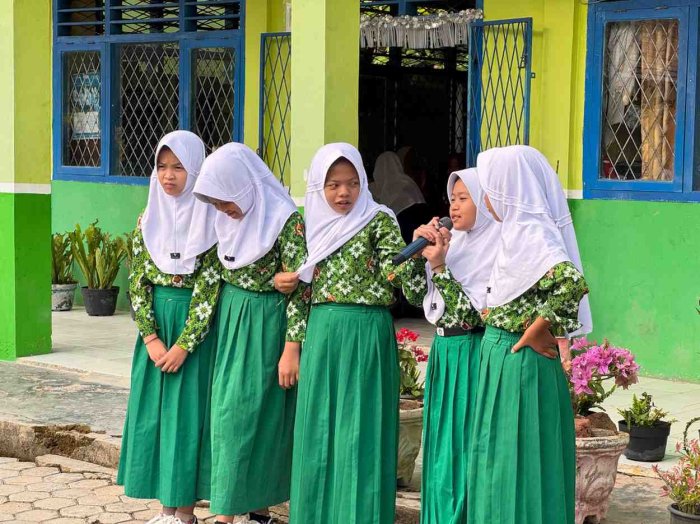 Bentuk Karakter Islami Sejak Dini, Siswa MIN 2 Kerinci Rutin Ikuti Bimbingan Bacaan Sholat di Halaman Madrasah