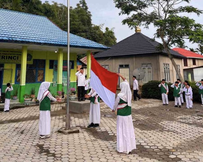 Perkuat Karakter dan Kedisiplinan Siswa, MIN 2 Kerinci Gelar Upacara Bendera Mingguan Perkuat Karakter dan Kedisiplinan Siswa, MIN 2 Kerinci Gelar Upacara Bendera Mingguan