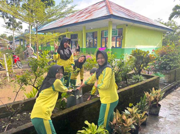 Gotong Royong Jumat Berkah MIN 2 Kerinci Berjalan Penuh Semangat dan Kebersamaan Gotong Royong Jumat Berkah MIN 2 Kerinci Berjalan Penuh Semangat dan Kebersamaan