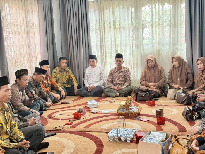 Keluarga Besar MIN 2 Kerinci Bertakziah ke Rumah Duka Kasi Bimas Islam Kemenag Kabupaten Kerinci