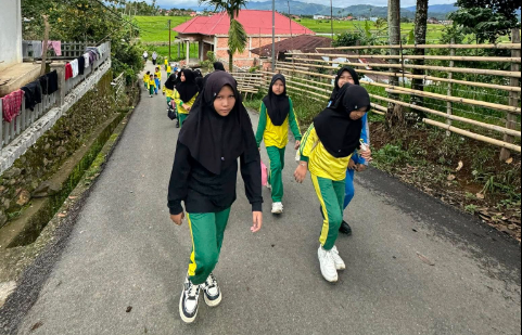 MIN 2 Kerinci Adakan Jalan Santai dan Makan Bersama MIN 2 Kerinci Adakan Jalan Santai dan Makan Bersama