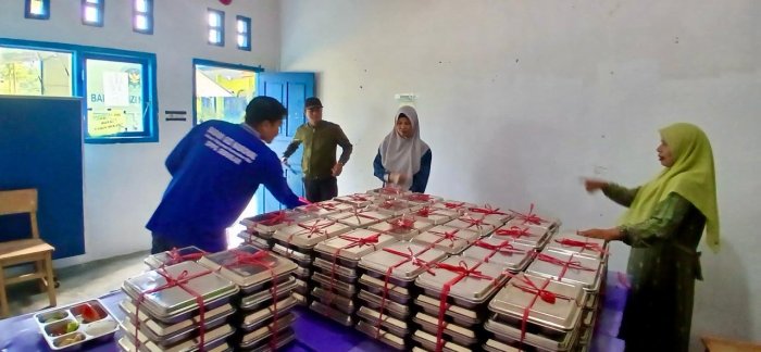 MBG Minggu Ketiga Hari ke-5 di MIN 2 Kerinci Berjalan Tertib dan Lancar