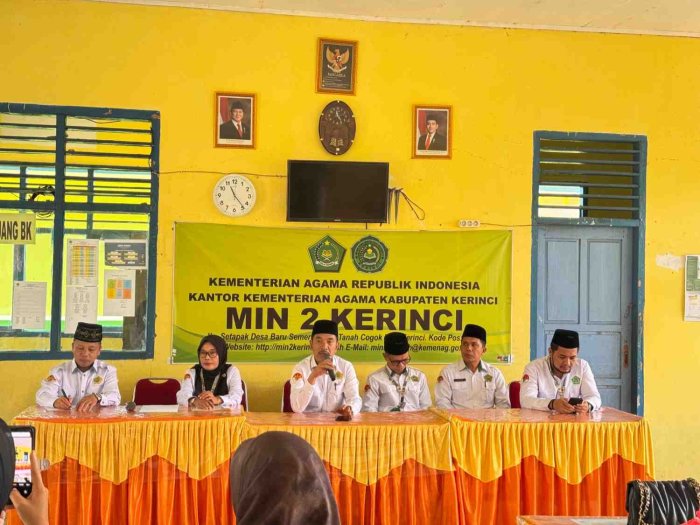 Monitoring di MIN 2 Kerinci, Kemenag Salurkan Zakat ASN untuk Siswa Kurang Mampu Monitoring di MIN 2 Kerinci, Kemenag Salurkan Zakat ASN untuk Siswa Kurang Mampu