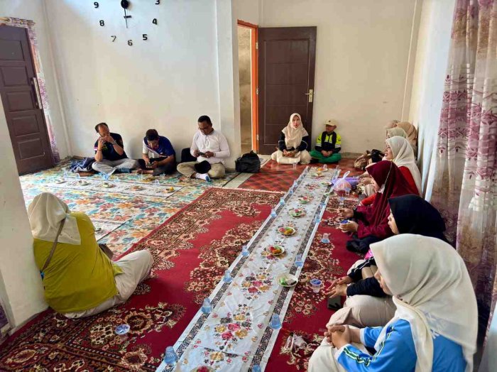 Pererat Tali Silaturahmi, Keluarga Besar MIN 2 Kerinci Kunjungi Kediaman Ibu Sella