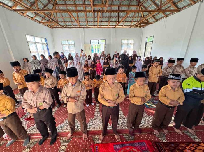Siswa Kelas 6 MIN 2 Kerinci Sukses Laksanakan Bimbingan Sholat Subuh Berjamaah, Bentuk Karakter Calon Pemimpin Siswa Kelas 6 MIN 2 Kerinci Sukses Laksanakan Bimbingan Sholat Subuh Berjamaah, Bentuk Karakter Calon Pemimpin
