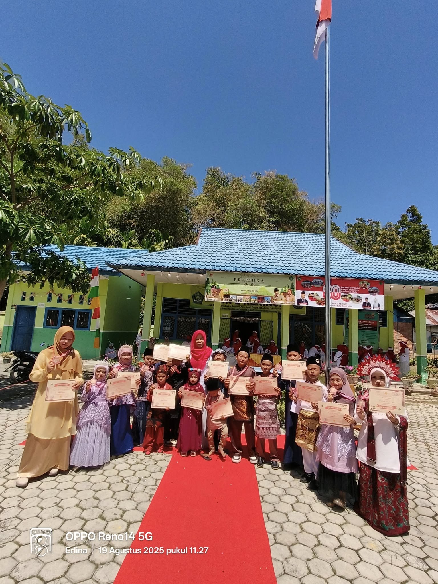  Pemberian Mendali, Piagam dan Hadiah kepada siswa yg mendapat juara 