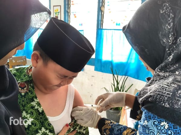 Tim Puskesmas Hiang Gelar Imunisasi DT di MIN 2 Kerinci Tim Puskesmas Hiang Gelar Imunisasi DT di MIN 2 Kerinci