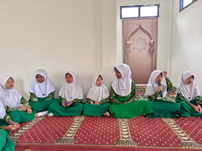 Rutinitas Bimbingan Pagi Bacaan Sholat Magrib di MIN 2 Kerinci Berjalan Khidmat