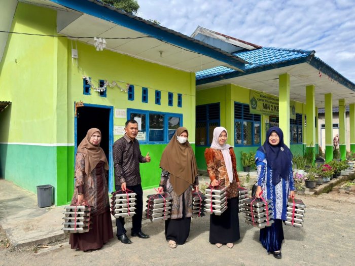 Pelaksanaan MBG Minggu Ketiga Hari ke-3 di MIN 2 Kerinci Berjalan Lancar Pelaksanaan MBG Minggu Ketiga Hari ke-3 di MIN 2 Kerinci Berjalan Lancar