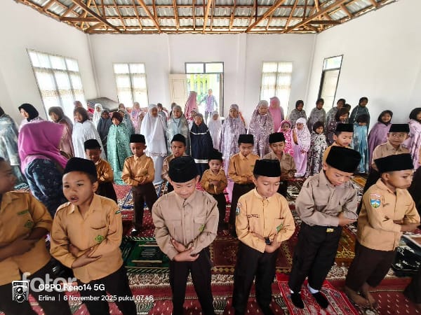 MIN Duaa Kerinci Tanamkan Nilai Kebaikan Lewat Sholat Berjamaah