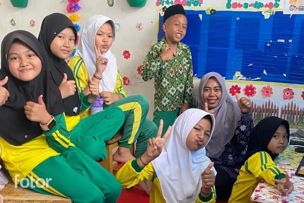 Siswa MIN Dua Kerinci Aktifkan Pojok Baca Kelas