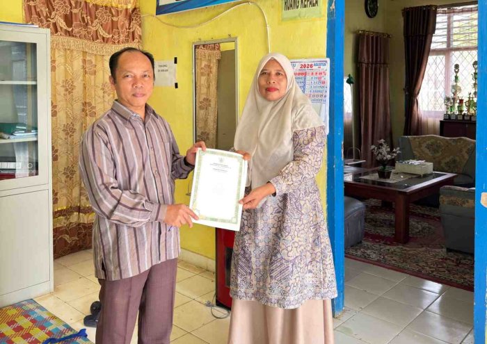 Wujudkan Tertib Administrasi, Kepala MIN 2 Kerinci Serahkan Formulir Ijazah Kelas 6 ke Tim Tata Usaha
