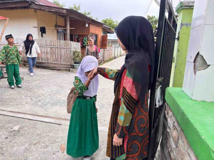 Budaya Senyum Pagi: Guru Sambut Hangat Kehadiran Siswa di Gerbang Sekolah