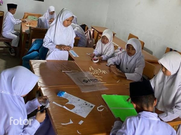 MIN 2 Kerinci Kelas 4 Terapkan Pembelajaran Proyek Bersama Guru Ayu MIN 2 Kerinci Kelas 4 Terapkan Pembelajaran Proyek Bersama Guru Ayu