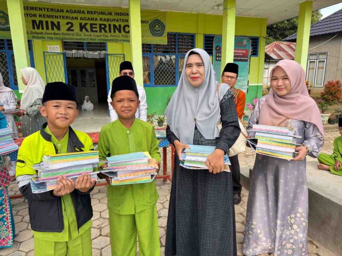 Senyum Lebar dan Semangat Baru: MIN 2 Kerinci Bagikan Paket ATK Gratis untuk Seluruh Siswa Senyum Lebar dan Semangat Baru: MIN 2 Kerinci Bagikan Paket ATK Gratis untuk Seluruh Siswa